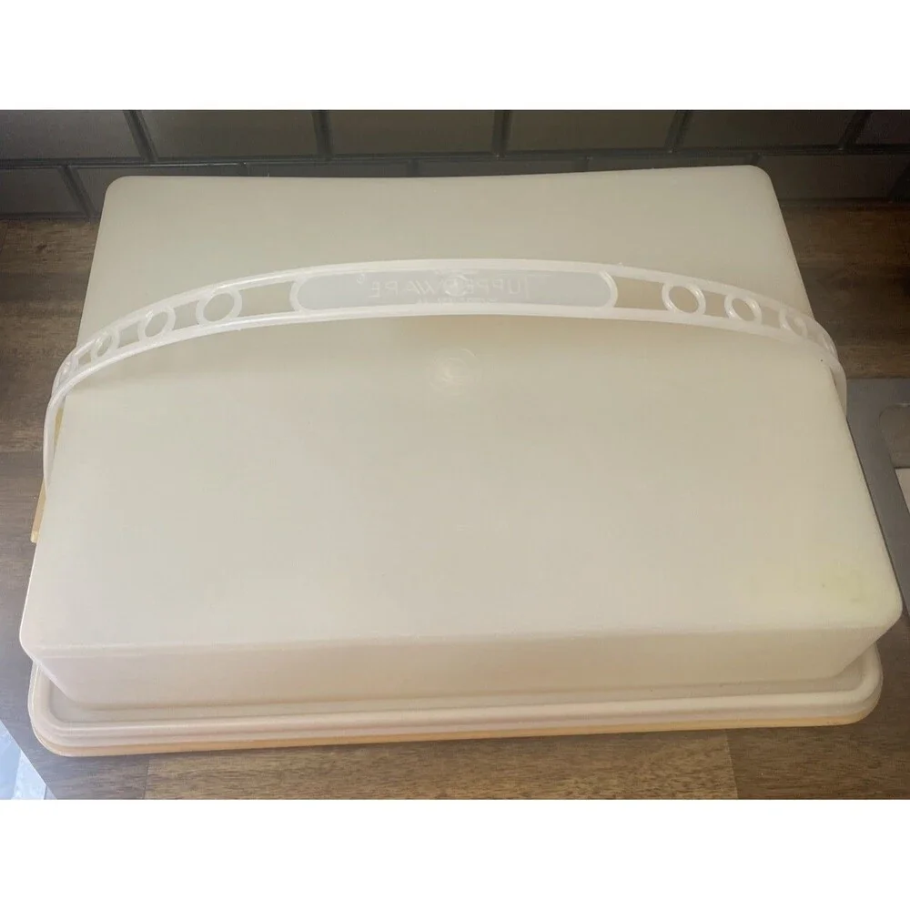 TUPPERWARE Vintage Rectangular  Cake Carrier 13